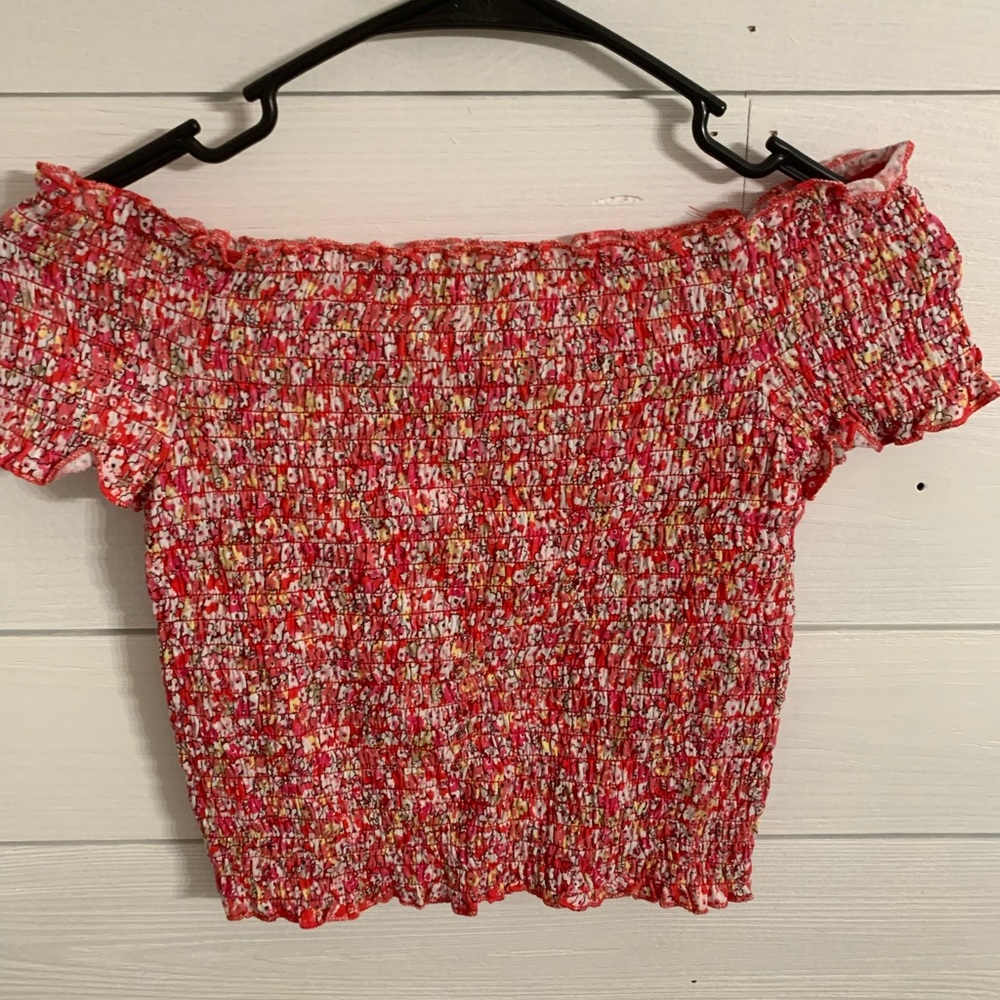 Red & flower off the shoulder top! Ribbed w ruffles . Size medium